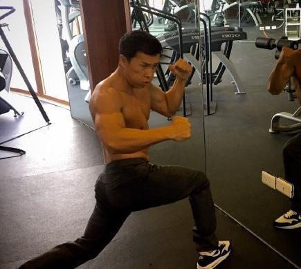 甄子丹肌肉图片,硬汉风采，力量与美的完美融合